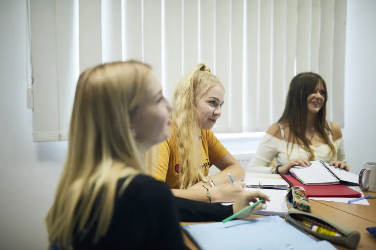 Gimnazjaliści i licealiści z gdańskiej Akademii Dobrej Edukacji od września uczą się w budynku galerii handlowej.