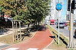 Wydzielona droga dla rowerów, odseparowana od chodnika na ul. Bulońskiej na Pieckach-Migowie (Morenie). Po prawej znak C13.