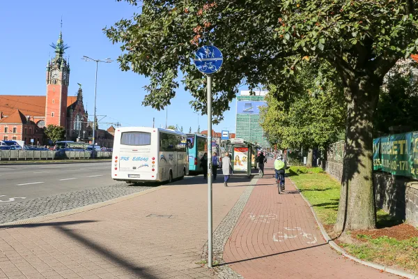 Wydzielona droga dla rowerów wzdłuż Podwala Grodzkiego oraz oznakowanie wskazujące na ciąg pieszo-rowerowy.