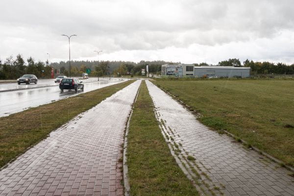 Wzdłuż ul. Wodnika nie ma obecnie wydzielonej drogi dla rowerów, choć pozostała po niej infrastruktura, z której teraz mogą dowolnie korzystać piesi.