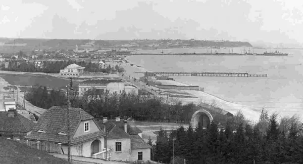 Widok z Kamiennej Góry na Gdynię w 1926 roku. Zdjęcie pochodzi z albumu Sławomira Kitowskiego "Miasto z morza i marzeń".