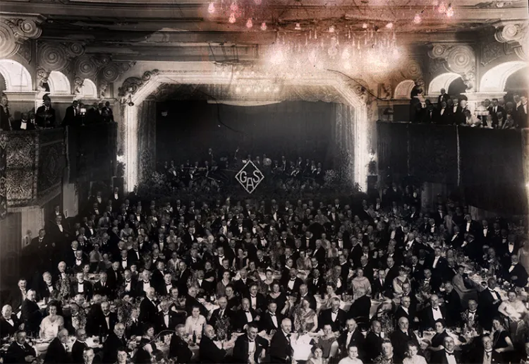 Wielka sala Teatru Wilhelma w Gdańsku. To tu odbył się pierwszy w Gdańsku pokaz filmowy. Na fotografii pracownicy gazowni w czasie firmowego zjazdu, przełom lat 20. i 30. ubiegłego wieku.