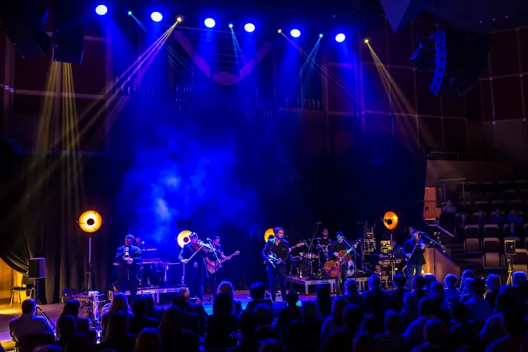 Duży skład, bogate instrumentarium, fuzja folku, jazzu i rocka oraz ponadprzeciętne umiejętności artystów to największe atuty występu zespołu Zakopower.