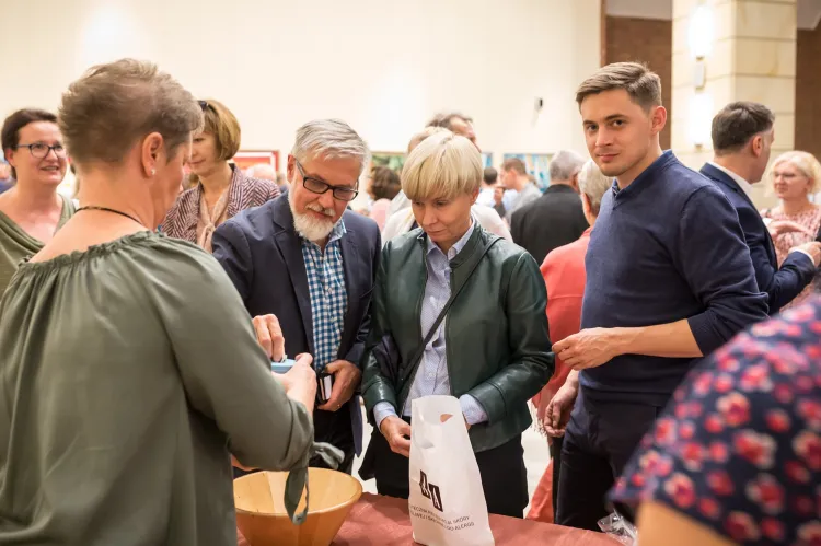 W przerwie imprezy uczestnicy ruszyli do stoiska Fundacji Hospicyjnej, aby wymienić losy na nagrody.