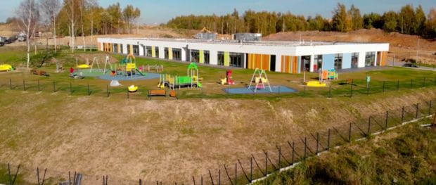 Dziesięciooddziałowa placówka przy ul. Lawendowe Wzgórze zapewni miejsca dla 250 dzieci w wieku 3-6 lat. Jest elementem Centrum Edukacyjnego Jabłoniowa.