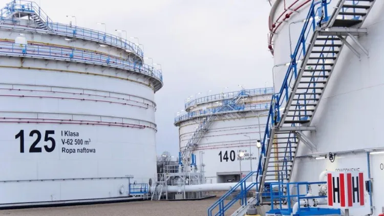 Prawie 400 tys. m sześc. nowych pojemności magazynowych na ropę - o tyle powiększą się możliwości gdańskiego Terminala Naftowego PERN.