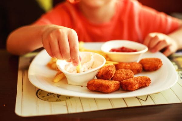 Nuggetsy z kurczaka i frytki albo makaron w sosie pomidorowym to dziecięce klasyki, które znajdziemy w kartach większości lokali.