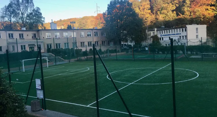 Przyszkolne boisko przy ul. Wolności w Gdyni było dotąd wykorzystywane przez Uczniowski Klub Sportowy Pomorzanin. Teraz młodzież dzieli się nim z piłkarzami Arki, Bałtyku i KP Gdynia.