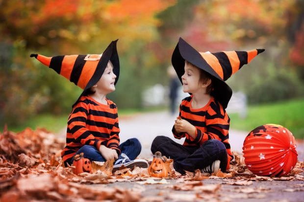 Halloweenową zabawę polubiły szczególnie dzieci, które uwielbiają się przebierać i psocić.