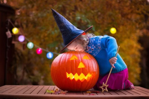 Na Halloween obowiązują "straszne" kostiumy wszelkiego rodzaju, rządzą czarodzieje i małe czarownice.