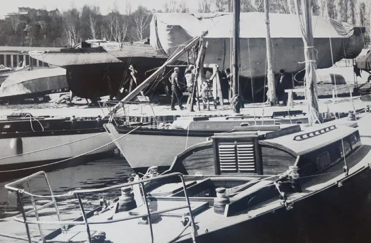 Na zdjęciu SY Tauri i SY Orion (na pierwszym planie ) w marinie 1981 rok. Obie jednostki pływają do dzisiaj po zatoce.