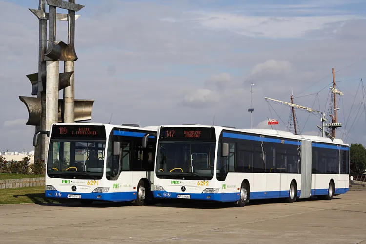 Żadna linia autobusowa (zajeżdża tam 21) w ciągu roku na molo południowe nie dojeżdża, ale dzięki autobusom i trolejbusom można pozwiedzać Gdynię, płacąc 13 zł za bilet dobowy.