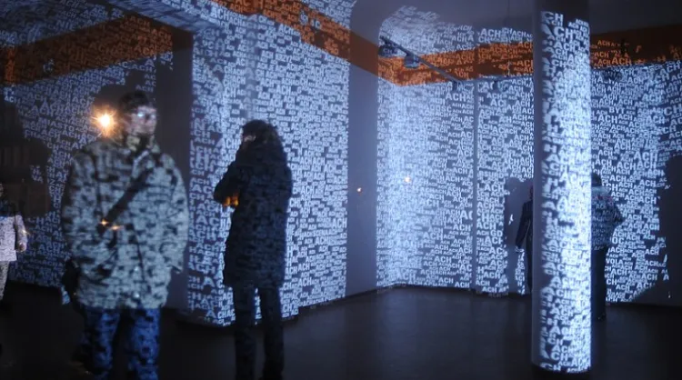 Wnętrze Galerii Günter Grassa podczas drugiej edycji Festiwalu Narracje, współorganizowanego przez Gdańską Galerię Miejską.