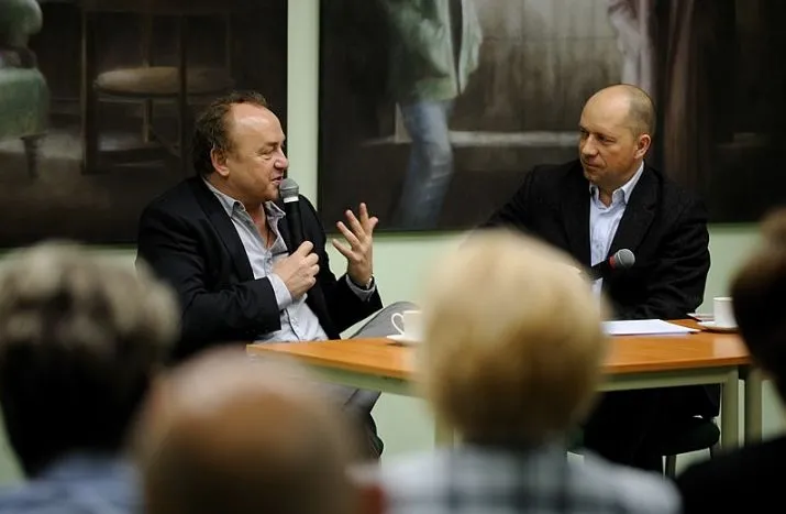 Janusz Leon Wiśniewski podczas spotkania filii nr 6 Wojewódzkiej i Miejskiej Biblioteki Publicznej na gdańskiej Zaspie odpowiadał na pytania dotyczące jego najnowszej powieści "Łóżko".