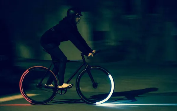 Dodatkowe oświetlenie boczne montowane na obręczach rowerowych kół