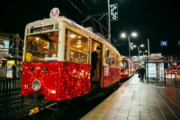 Tak udekorowany tramwaj regularnie wyjeżdża na gdańskie tory w okresie Bożego Narodzenia.