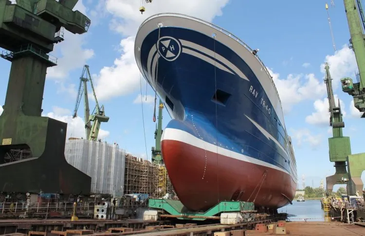 Stocznia Nauta specjalizuje się w budowie statków rybackich. 