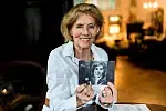 Największe triumfy Krystyna Łubieńska święciła w latach 60. XX wieku, po premierze filmu "Mój stary" Janusza Nasfetera, z którym udała się w tournée po Stanach Zjednoczonych. Na fotografii jubilatka trzyma zdjęcie z planu filmu "Mój stary".