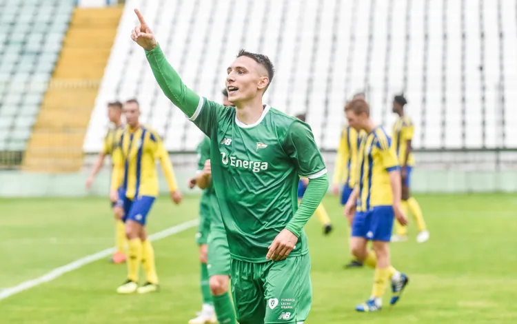 Jakub Arak zaliczył asystę przy zwycięskim golu Lechii w 41. derbach Trójmiasta, w wcześniej ustrzelił hat-tricka w meczu rezerw Lechii z Arką II Gdynia. 