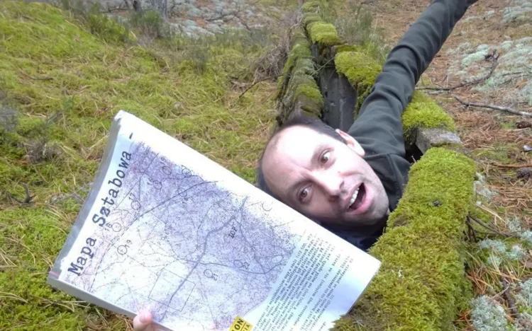 IV InO Vestigia towarzyszył klimat wojskowo-historyczny. Uczestnicy przy okazji wędrówki wchodzili więc do bunkrów, szukali betonowych transzei lub przechodzili koło innych pozostałości fortyfikacji helskich.