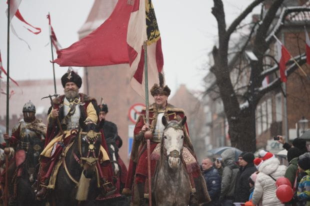 Każdego roku w Paradzie Niepodległości w Gdańsku nie brakuje uczestników przebranych w historyczne stroje.