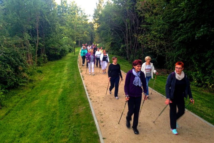 Nordic walking na ścieżkach parku Reagana.