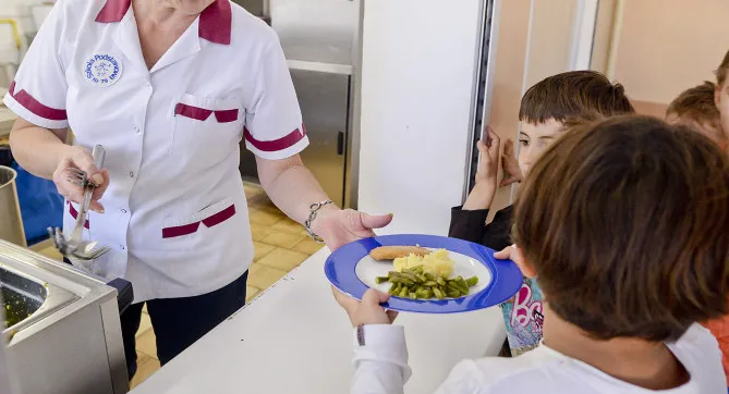 Inicjatorzy darmowych obiadów dla uczniów podstawówek przekonują, że na ten cel potrzeba ok. 15 mln zł.