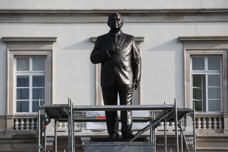 W Warszawie na pl. Piłsudskiego trwają ostatnie prace związane z ustawieniem pomnika prezydenta RP Lecha Kaczyńskiego. Autorem rzeźby jest gdański rzeźbiarz Stanisław Szwechowicz. 