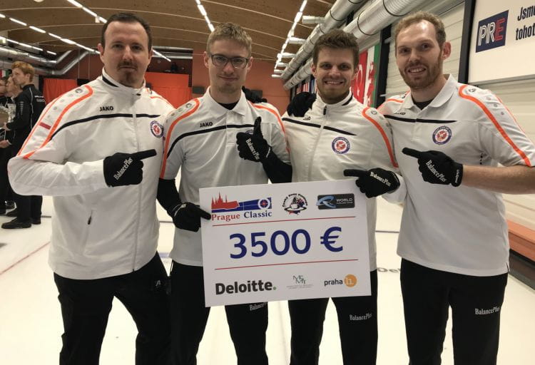 Sopot Curling Club Wa ku'ta po zwycięstwie w prestiżowym turnieju w Pradze. Od lewej: Borys Jasiecki, Konrad Stych, Krzysztof Domin i Bartosz Łobaza