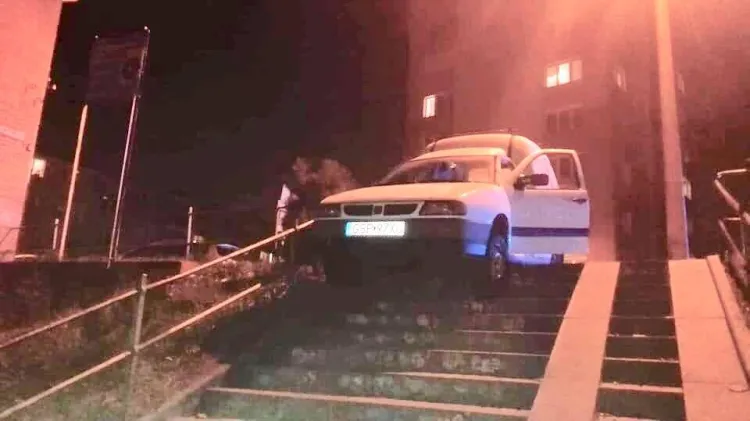 Auto kierowane przez pijanego 40-latka zawisło na schodach.