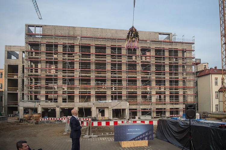 Budynek wkomponowany pomiędzy kamienice przy al. Grunwaldzkiej ma 6 tys. m kw. Wbudowany w pierzeję ulicy nie wygląda na tak duży.