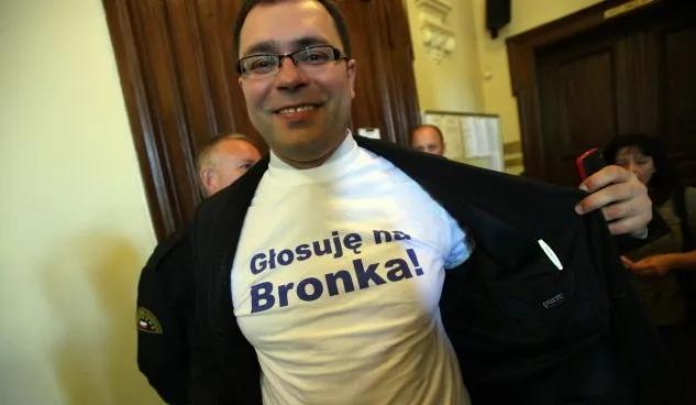 Podczas czerwcowej sesji sześciu radnych PO założyło koszulki z napisem "Głosuję na Bronka!" (na zdjęciu radny Piotr Skiba).