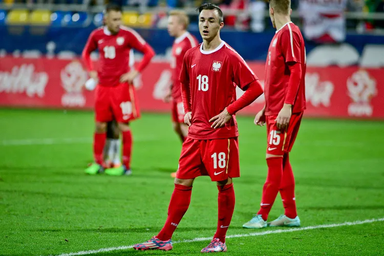 Michael Olczyk (nr 18) na gdyńskim stadionie podczas meczu reprezentacji do lat 18 Polska - Anglia, w którym strzelił gola. 