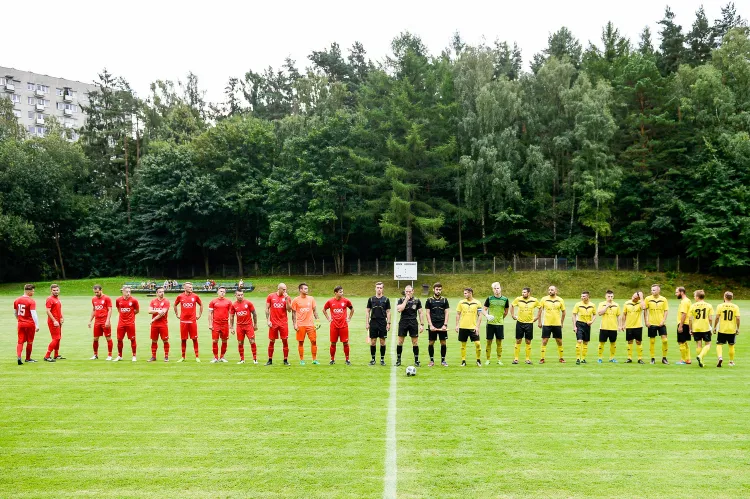 Sopocka Akademia Piłkarska (czerwone stroje) i Ogniwo Sopot (żółte) mają jeszcze szanse, aby zakończyć jesienne rozgrywki A klasy na pozycji lidera. 