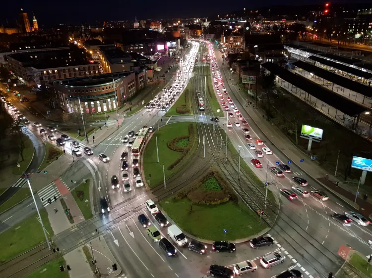Biało-czerwone światła aut stojących w korkach to nie przedłużone świętowanie Dnia Niepodległości w Gdańsku, lecz efekt remontu na węźle Unii Europejskiej.