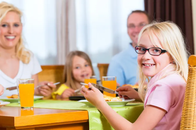 Warto kształtować u dziecka dobre nawyki i podczas wspólnych (najlepiej codziennych) posiłków uczyć zasad zachowania się przy stole i dobrych manier.