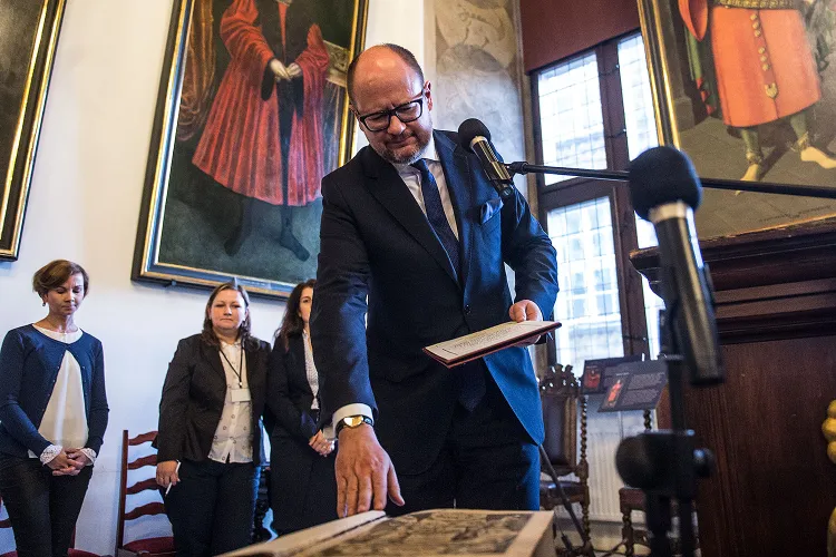 Paweł Adamowicz w poniedziałek rozpoczął piątą kadencje swoich rządów dla Gdańska od przysięgi na Biblię Gutenberga. 