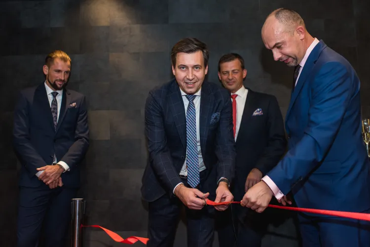 W uroczystym otwarciu placówki wziął udział Mateusz Poznański, wiceprezes zarządu Alior Bank.