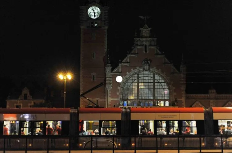 Do zdarzenia doszło na widocznym na zdjęciu przystanku tramwajowym w czwartkowy wieczór, ok. godz. 20.