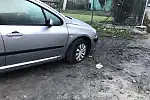 Poprzecinane opony w autach na podwórku między Hynka a Kościuszki