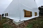 Tak namiot ujeżdżalni wyglądał 21 listopada rano, po tym, jak ktoś go w nocy pociął.
