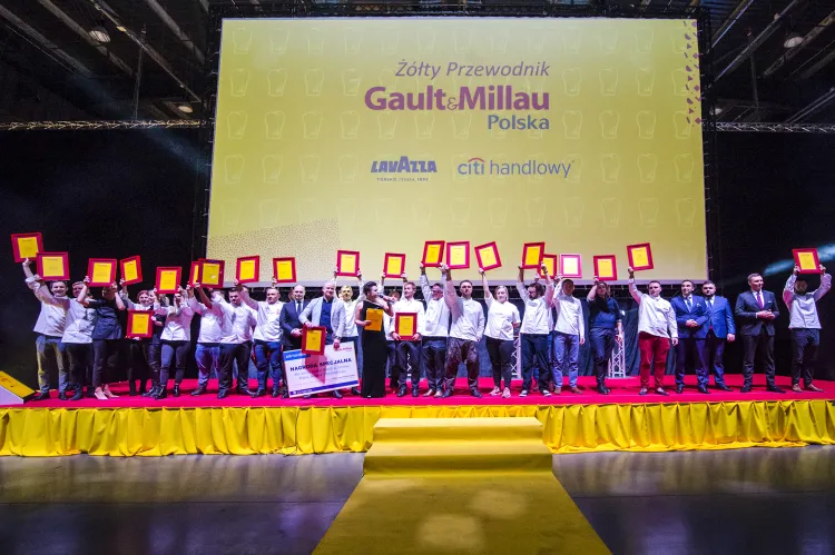 W poniedziałkowy wieczór przyznano nagrody najlepszym szefom kuchni w Polsce w pięciu kategoriach. 
Na zdjęciu: Laureaci Wielkiej Gali Premierowej V edycji Żółtego Przewodnika Gault&Millau 2019.