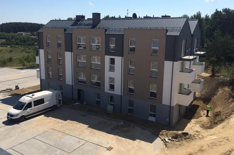 Osoby, które chcą samodzielnie wykończyć mieszkania powstałe w ramach programu Mieszkanie Plus w Gdyni, klucze do nich odebrać będą mogły już na początku przyszłego roku. Mieszkania oddawane jako wykończone dostępne będą kilka miesięcy później.    