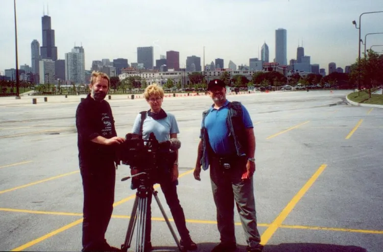 Joanna Pacana w towarzystwie Yacha Paszkiewicza i Waldemara Płocharskiego. Zdjęcie zrobione w Chicago podczas realizacji filmu: "Przystanek Chicago".