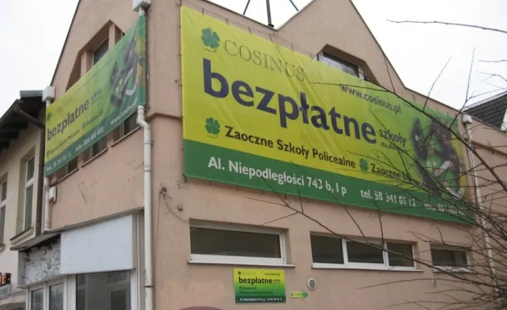 Niektóre budynki w Sopocie obwieszone są reklamami na każdej ścianie. Tylko nieliczne z nich są legalne.