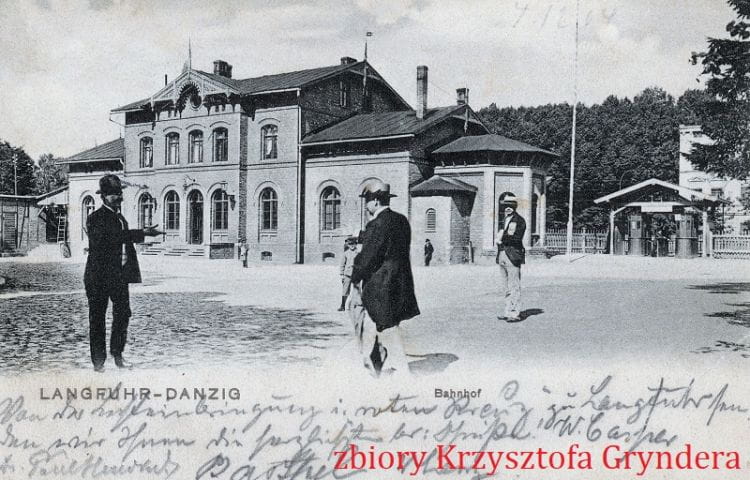 Pierwszy wrzeszczański dworzec z 1870 roku stał na tyłach budynku, w którym działa bar Bioway. Tu na pocztówce z ok. 1904 roku (zbiory Krzysztofa Gryndera)