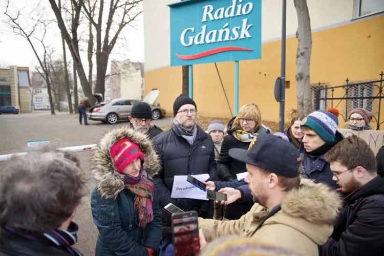 Spotkanie pod siedzibą Radia Gdańsk w obronie jego dziennikarzy.