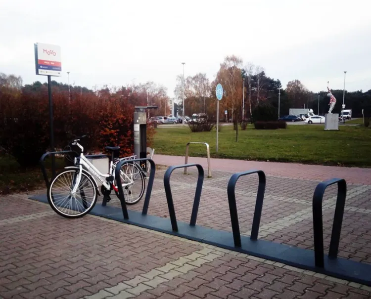 Na rowery elektryczne MEVO będziemy musieli jeszcze poczekać. Na razie przy gotowych stacjach parkują zwykłe rowery.