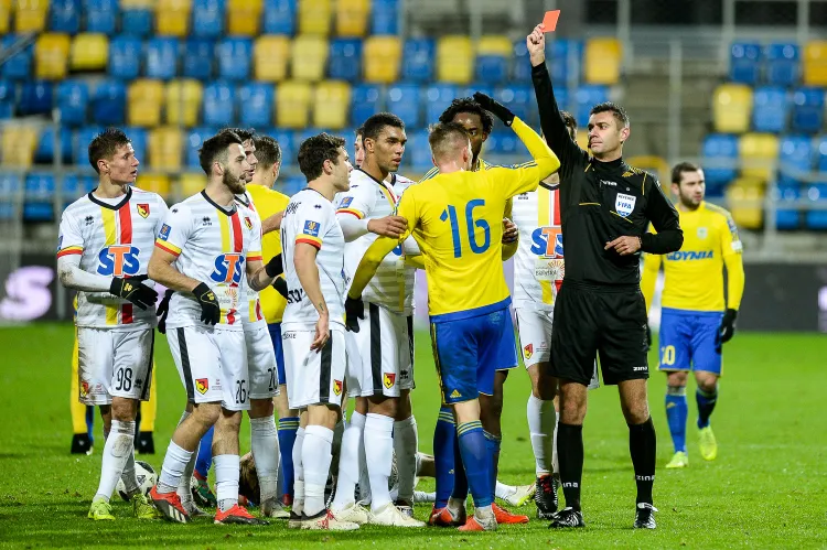 Kluczowy moment meczu Arka Gdynia - Jagiellonia Białystok. Adam Deja otrzymuje czerwoną kartkę. 