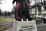 Pomnik ks. Henryka Jankowskiego został oblany czerwoną farbą. 